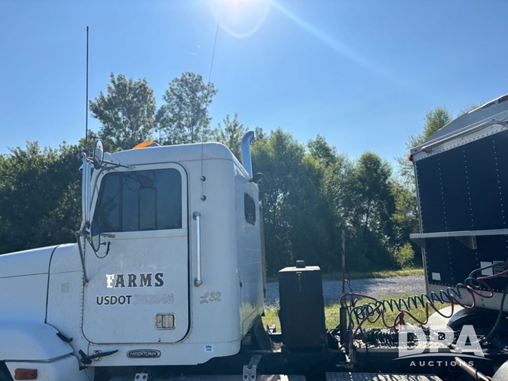 1997-freightliner-fld120-image-11