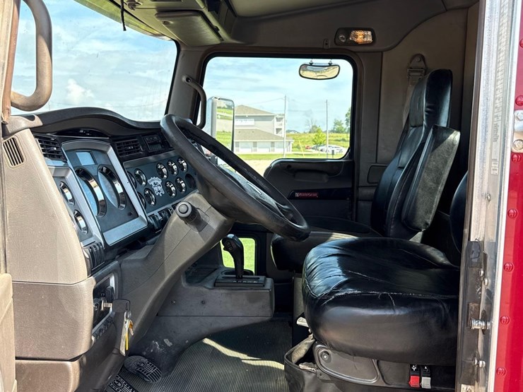 2013-kenworth-t800-image-17