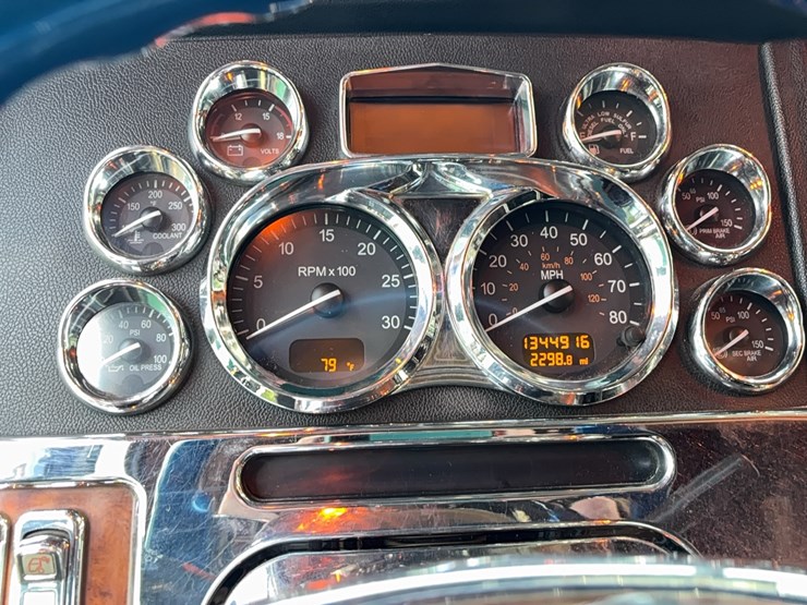 2010-peterbilt-389-image-21