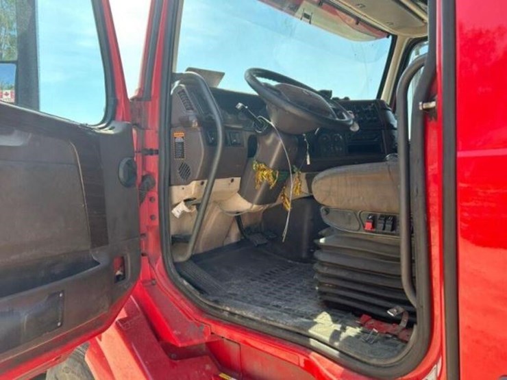 2015-volvo-t/a-hiway-tractor---sleeper-4v4nc9eh5fn-image-28