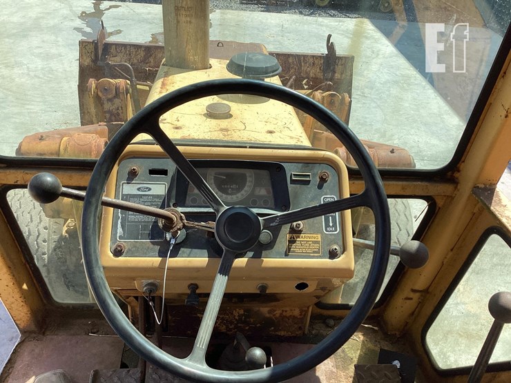 1983-ford-555-image-23