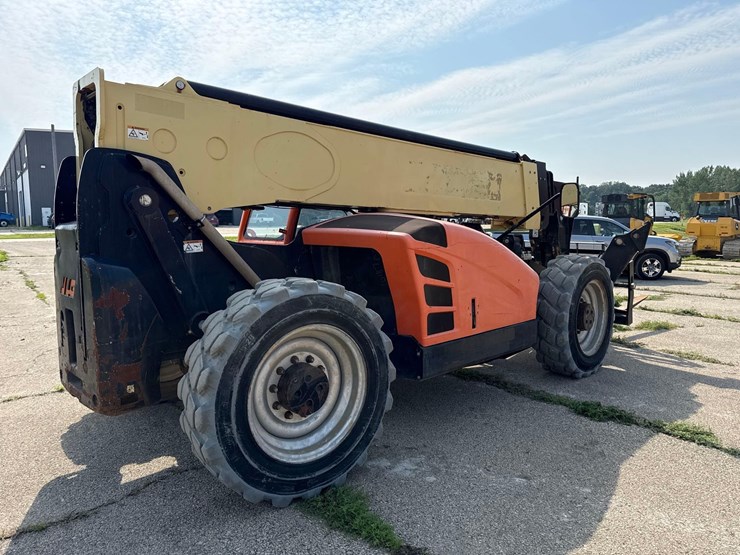 2017-jlg-1055-image-5