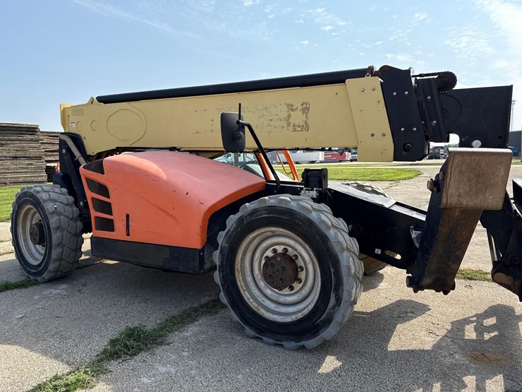 2017-jlg-1055-image-6