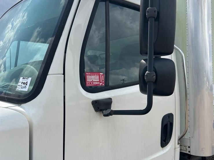 2005-freightliner-business-class-m2-106-image-7