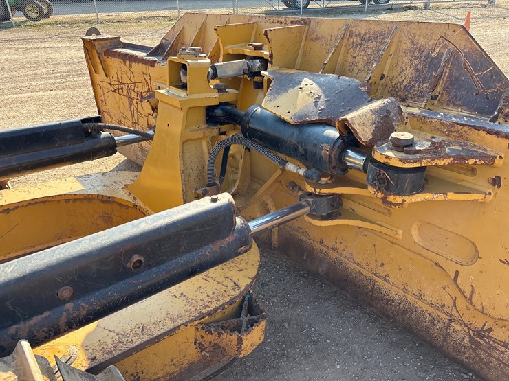2015-caterpillar-d6n-lgp-image-10