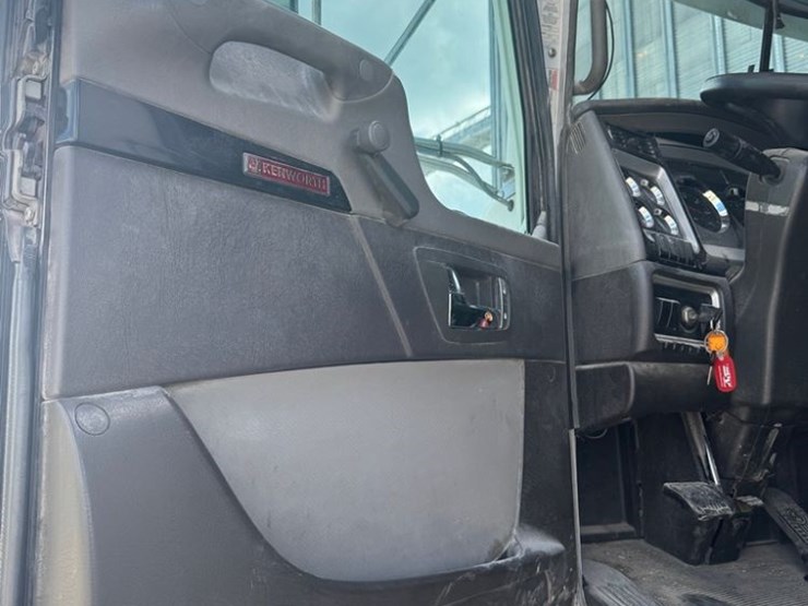 2011-kenworth-t800-image-14