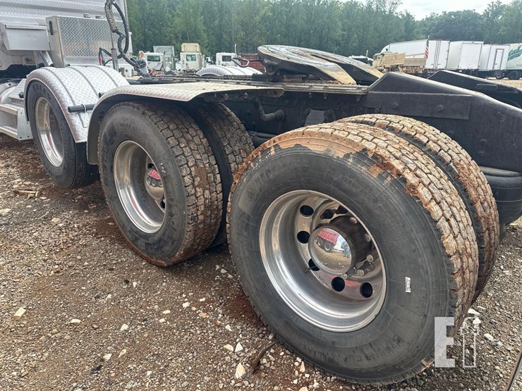 2012-peterbilt-367-image-15
