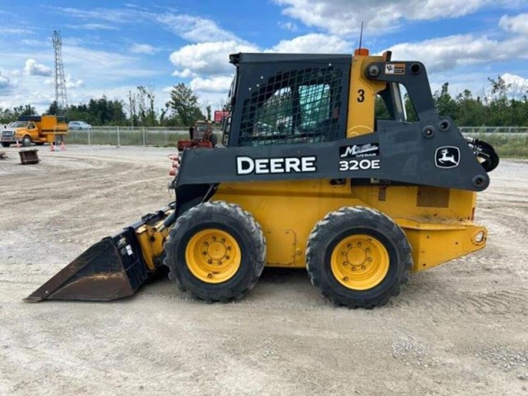 2017-deere-320e-image-4