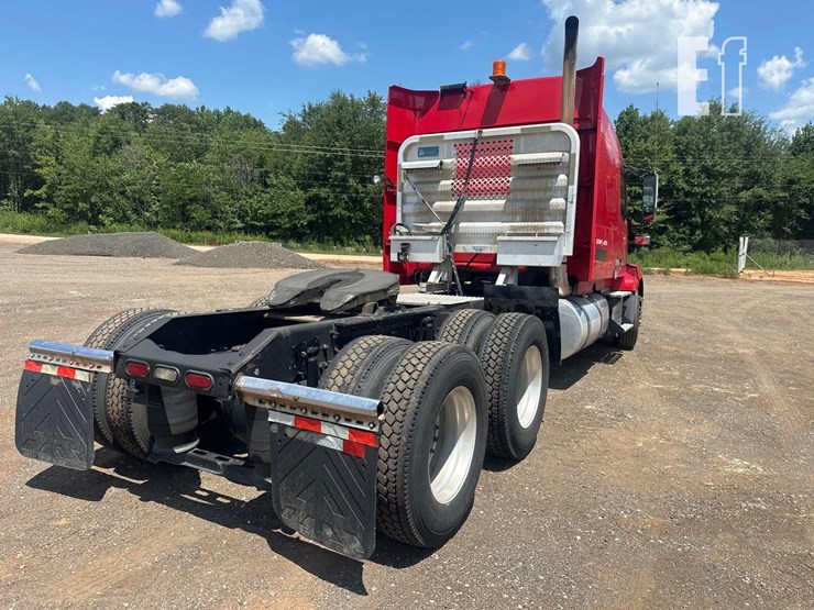 2013-volvo-vnl64t630-image-6