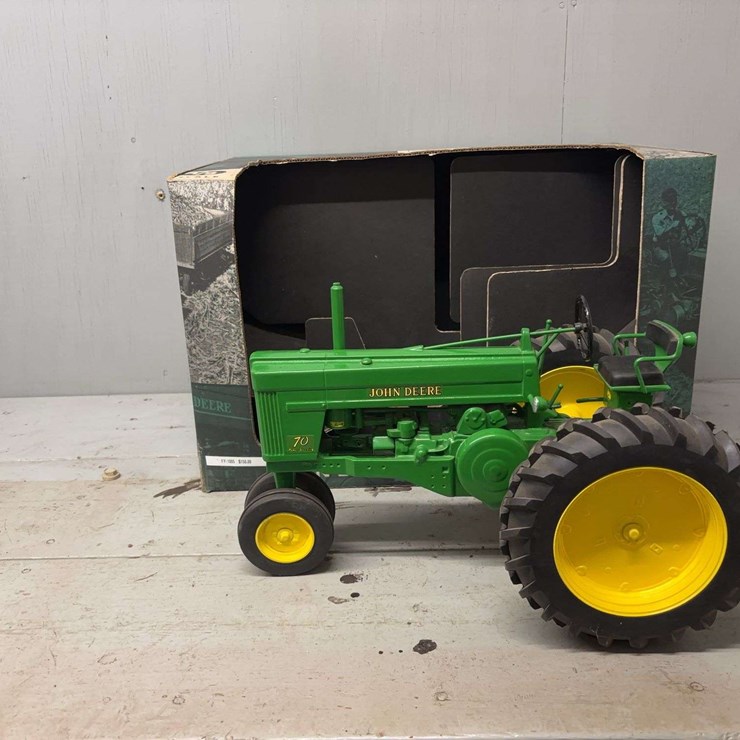 JOHN DEERE 8