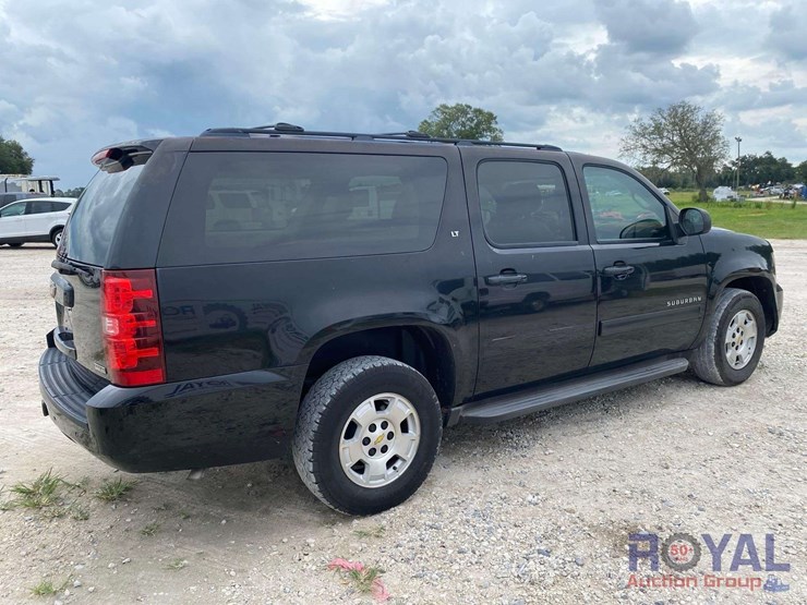 2011-chevrolet-suburban-image-3