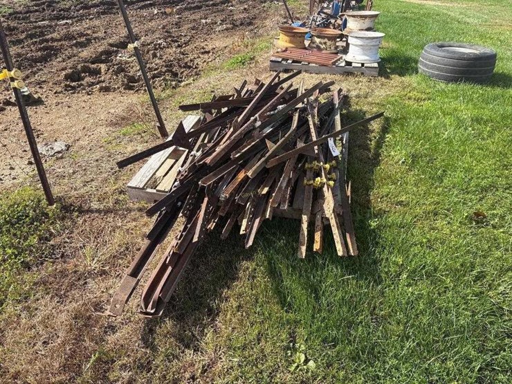 pallet-of-misc-fence-posts-&-braces-image-5