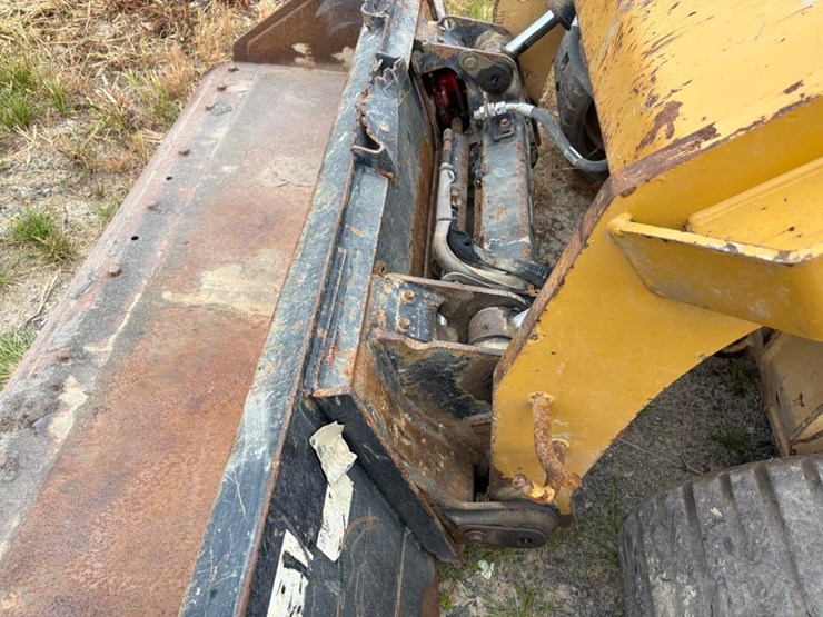 2020-caterpillar-299d3-image-25