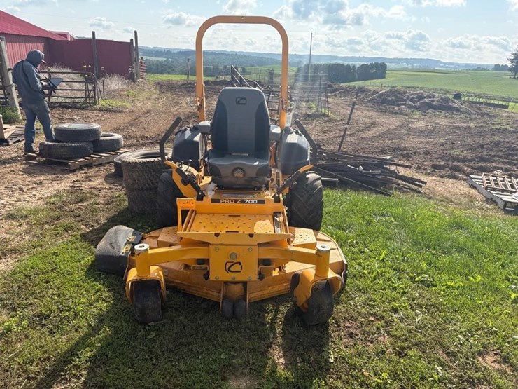 cub-cadet-pro-z-700-zero-turn-mower-image-3