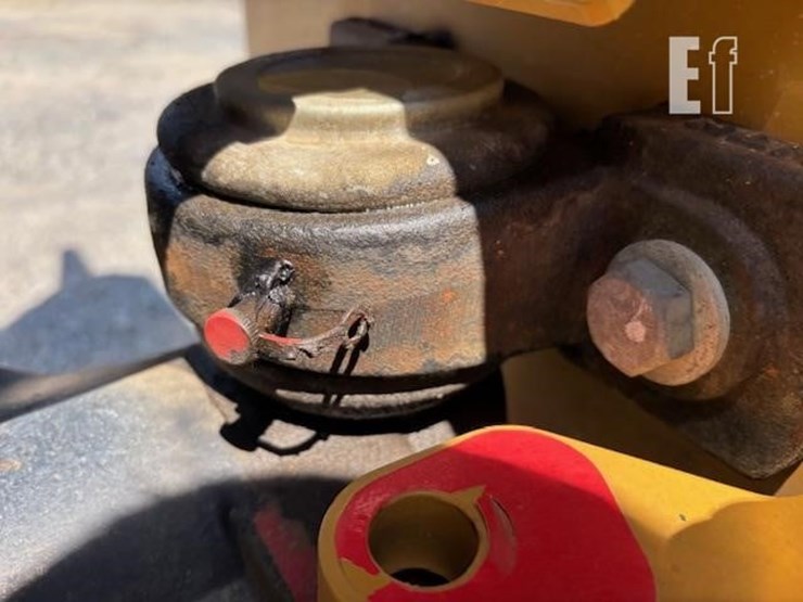2019-caterpillar-cb24b-image-21