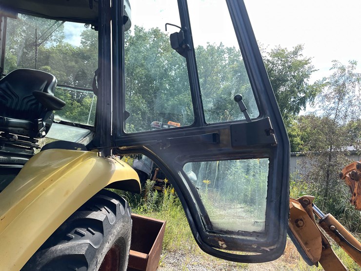 new-holland-u80-image-39