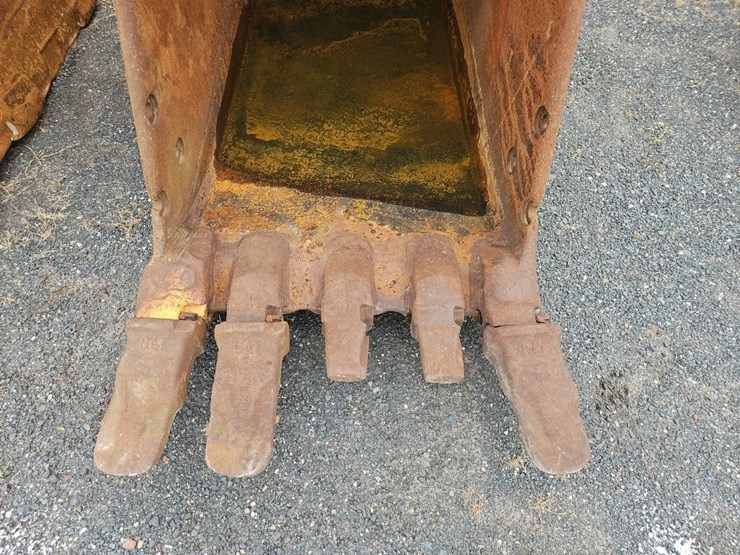 pemberton-36"-bucket-with-teeth-image-7