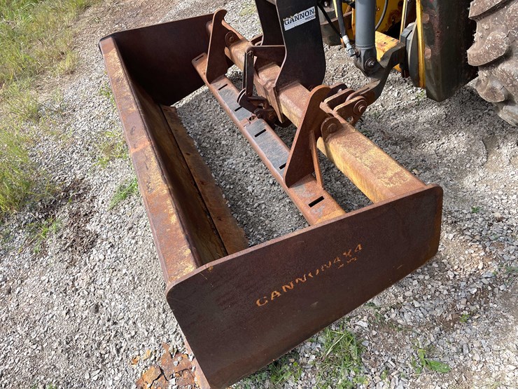 new-holland-u80-image-29
