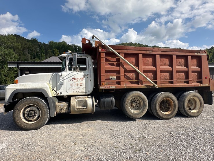 2001-mack-rd688s-image-1