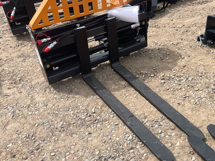 #3065-•-unused-2025-wolverine-hydraulic-adjustable-pallet-fork-attachment-image-4