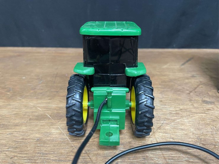 john-deere-32-image-3