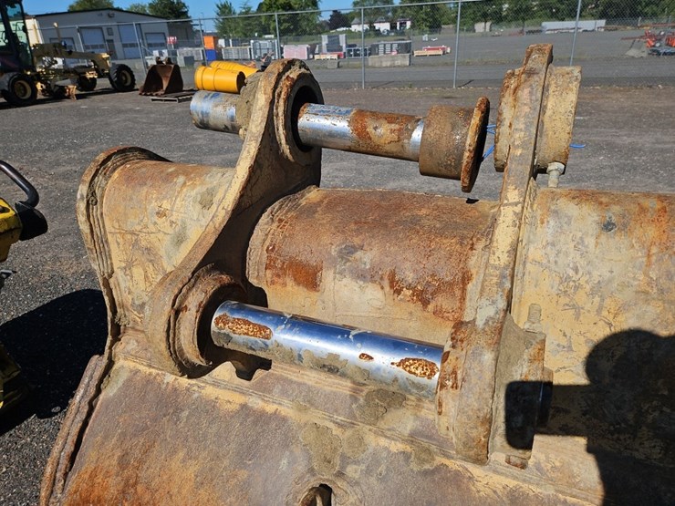 caterpillar-52"-bucket-with-teeth-image-5