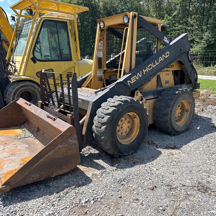 #125 • New Holland L785 Skid Steer