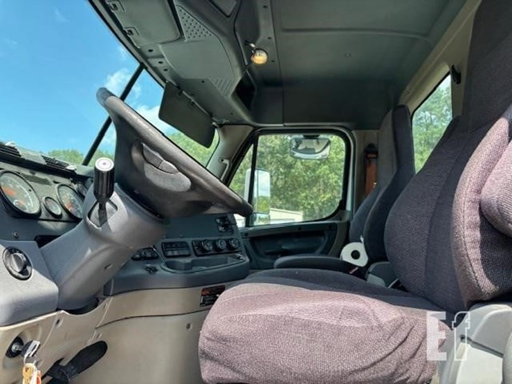 2016-freightliner-cascadia-125-image-10