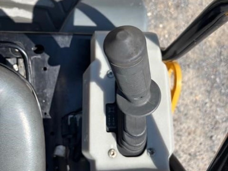 2019-caterpillar-cb24b-image-22