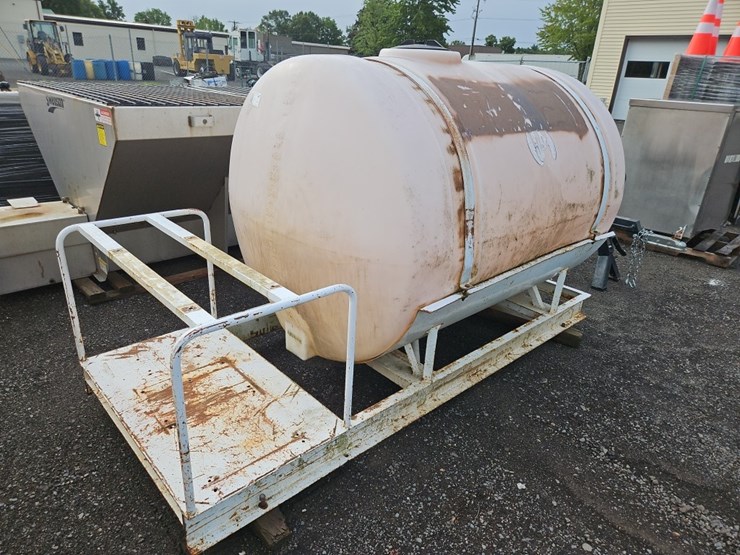 skid-mounted-500-gallon-poly-tank-image-1