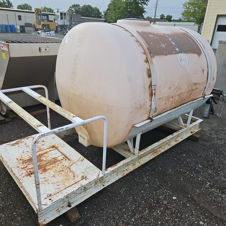 SKID MOUNTED 500 GALLON POLY TANK