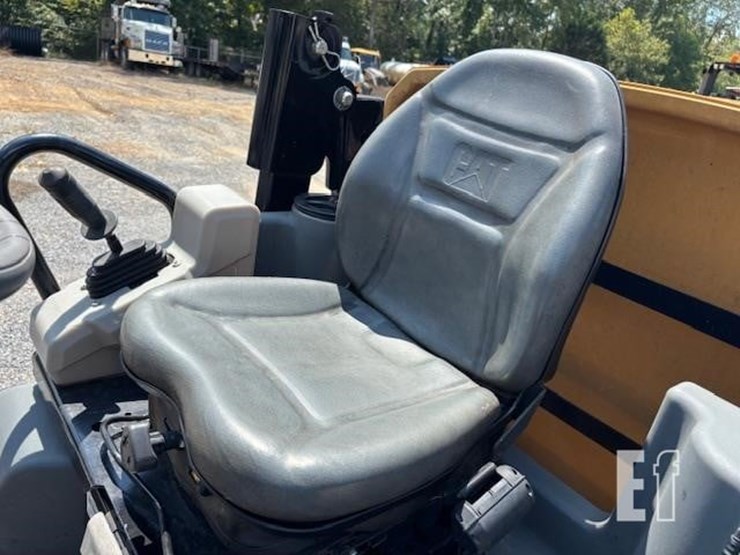 2019-caterpillar-cb24b-image-24