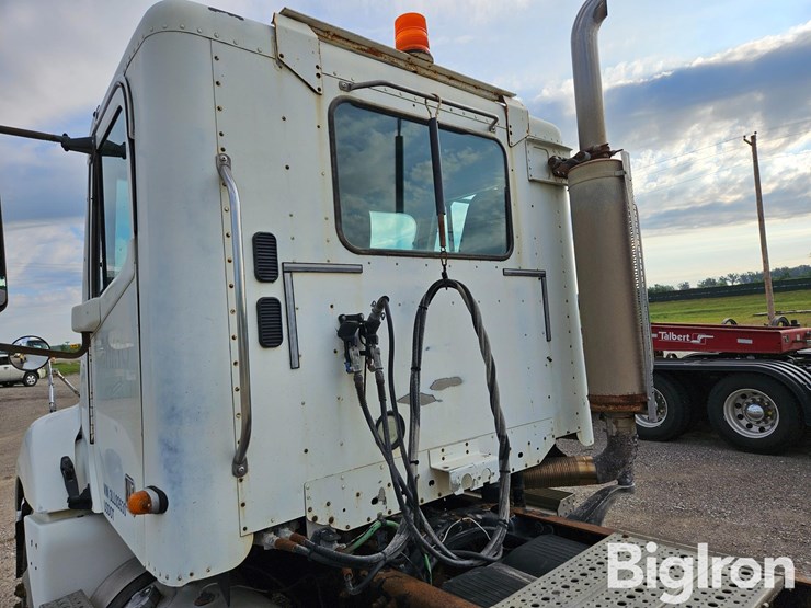 2003-freightliner-columbia-120-image-16