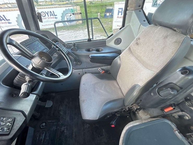 2015-deere-410e-image-26