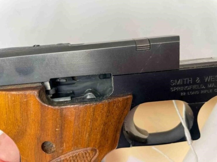 smith-&-wesson-22lr-pistol-image-2