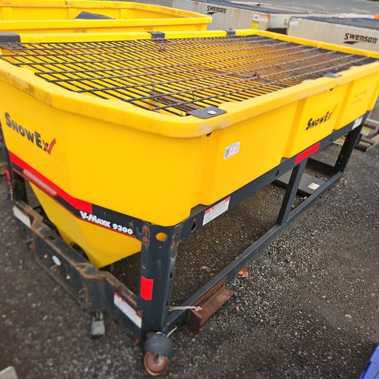 SNOWEX 9' POLY SAND/SALT SPREADER