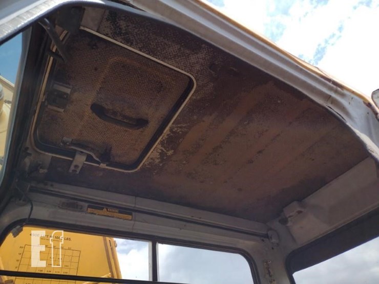 1992-deere-490e-image-14