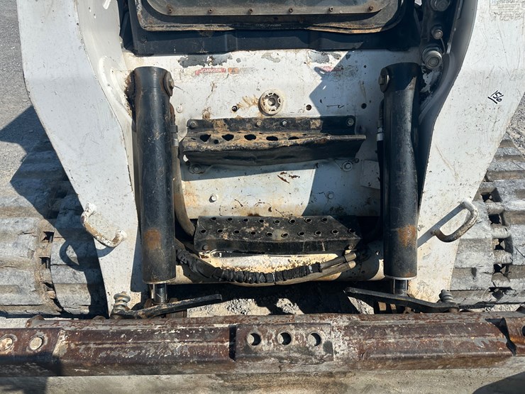 2008-bobcat-t320-image-11