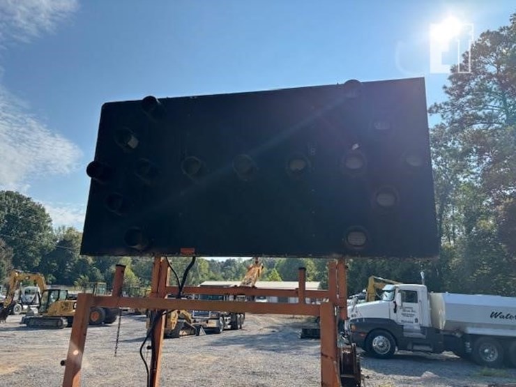 terex-amida-arrow-board-image-3