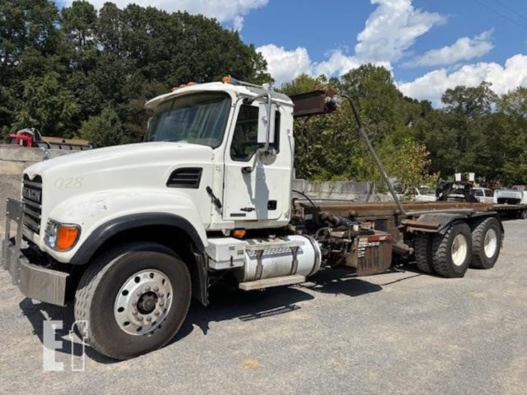 2003-mack-granite-cv713-image-1