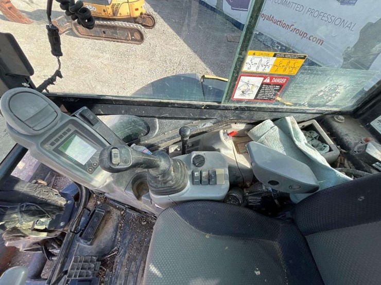 2016-deere-35g-image-17