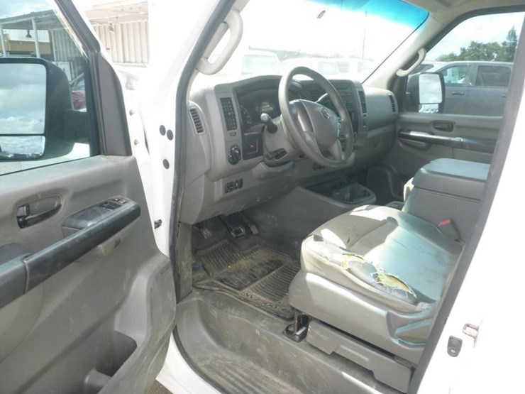 2013-nissan-nv2500-image-6