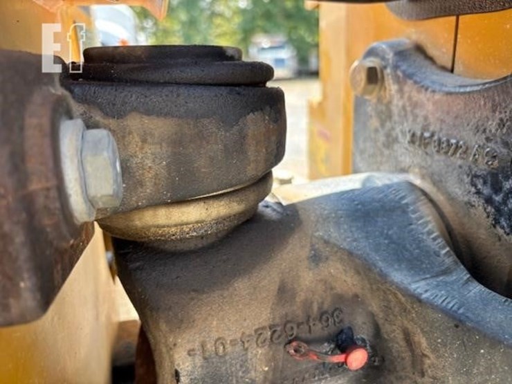 2019-caterpillar-cb24b-image-13