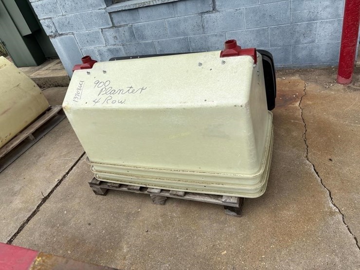 ih-900-planter-fertilizer-boxes-image-2