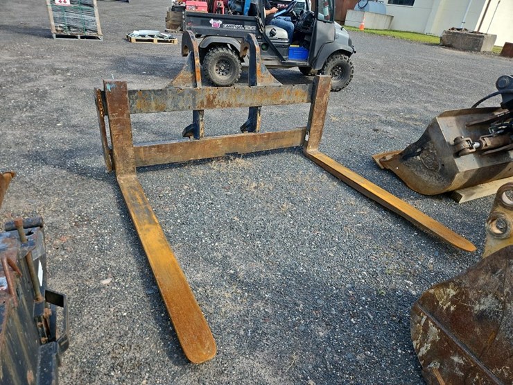caterpillar-72"-wheel-loader-forks-image-2