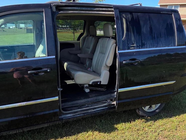 2013-chrysler-town-&-country-image-4