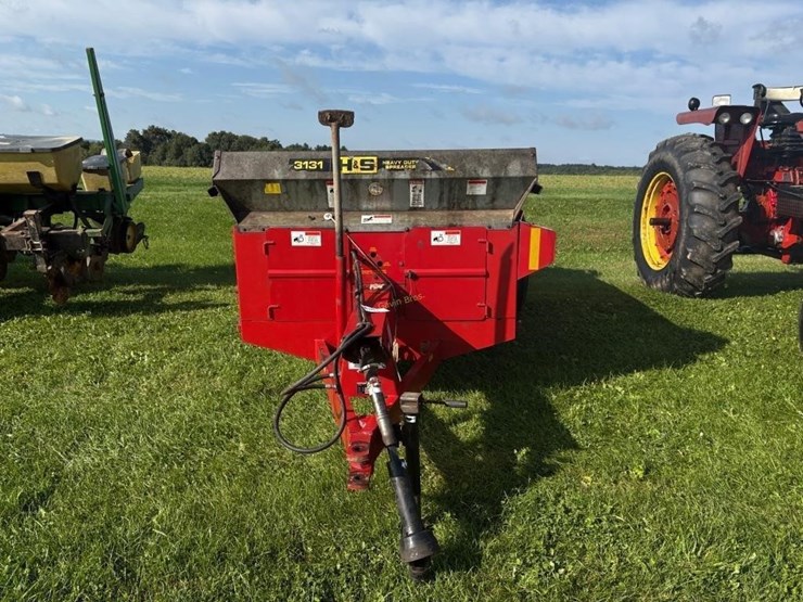 h&s-3131-heavy-duty-manure-spreader-image-2