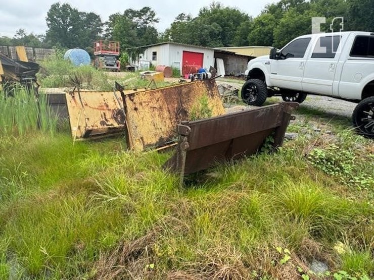 dump-truck-spreader-tailgates-image-3