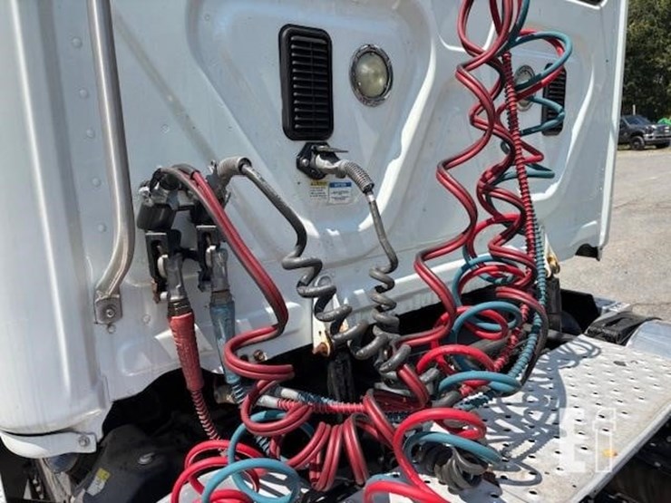 2016-freightliner-cascadia-125-image-27