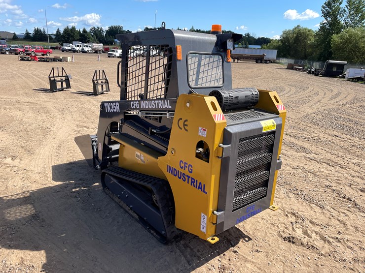 #9457-•-unused-2025-cfg-skid-steer-loader-image-3